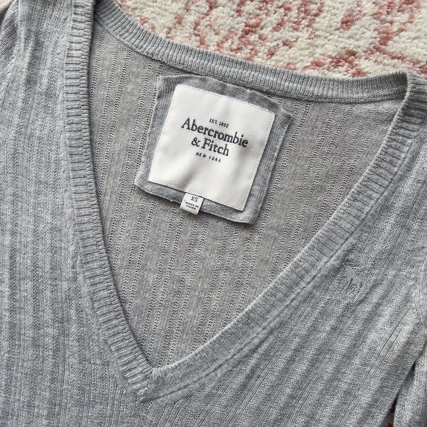2000s abercrombie & fitch v neck grey sweater