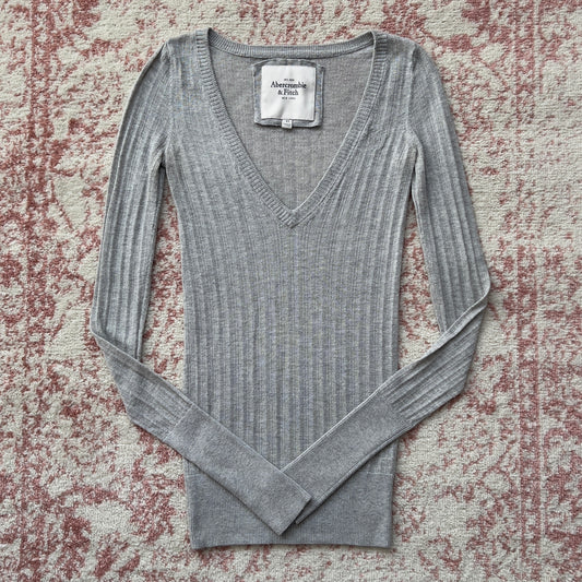 2000s abercrombie & fitch v neck grey sweater