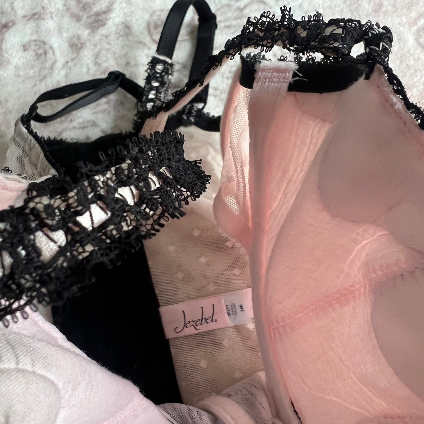 jezebel pink bustier with black lace details 𐙚 36b